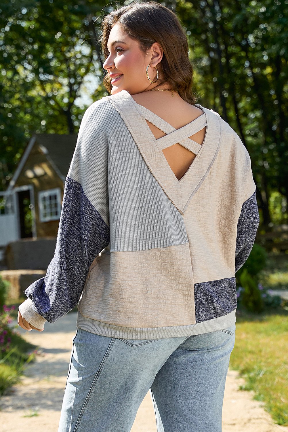 Ashleigh Bleu - Haut Texturé Colorblock Patchwork à Col en V Grande Taille – Image 2