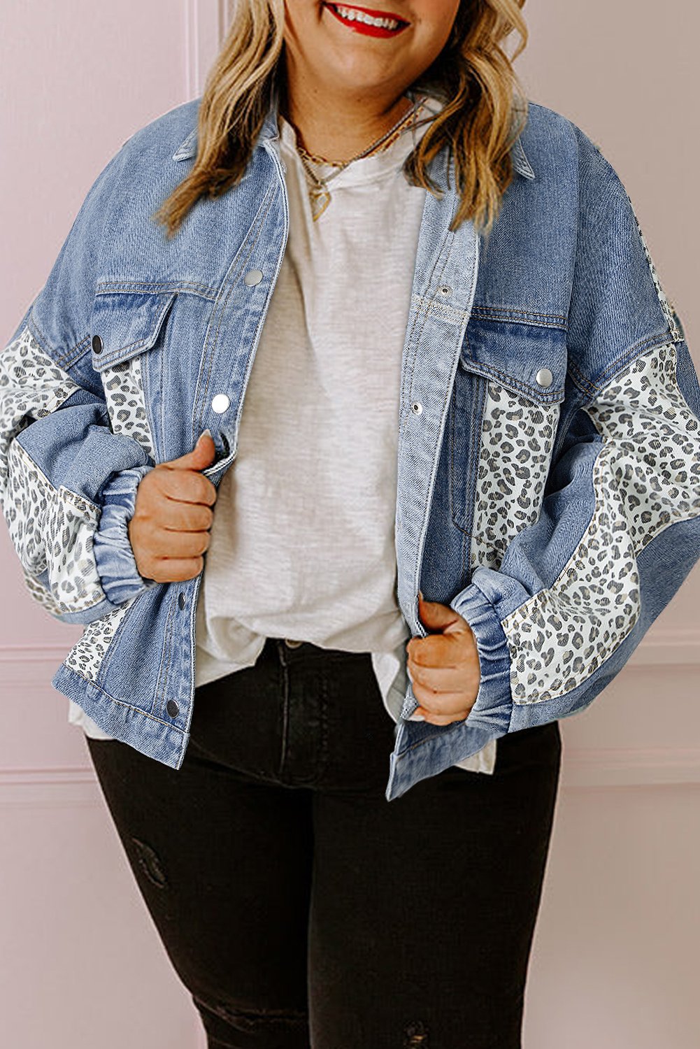 Beau Blue - Veste en jean grande taille avec détails à rabat et patchwork léopard – Image 8